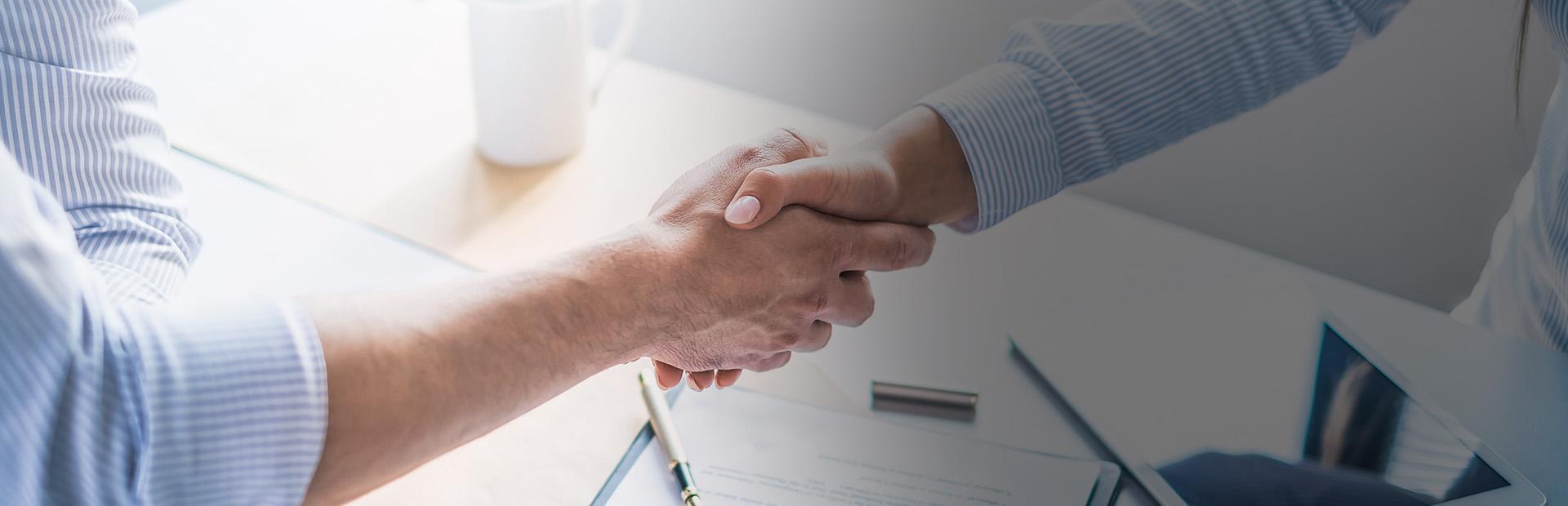 Slajd 2 - uścisk dłoni dwóch osób