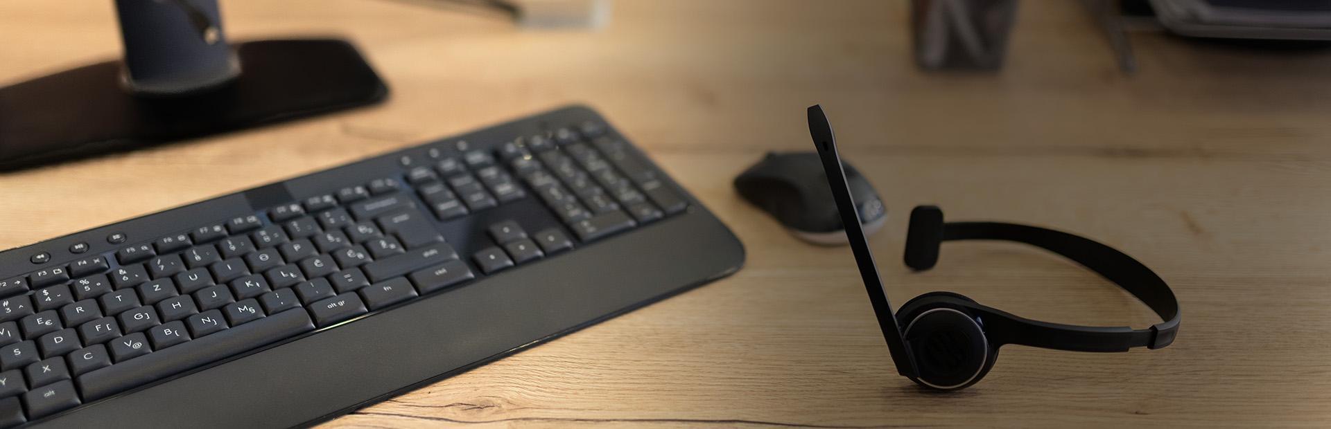 Slajd 3 - słuchawka i sprzęt komputerowy